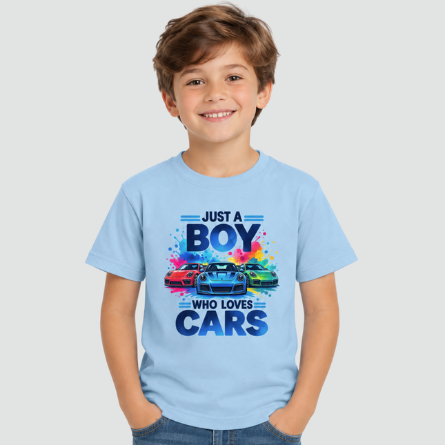 Menino usando camiseta azul claro com estampa de carros esportivos