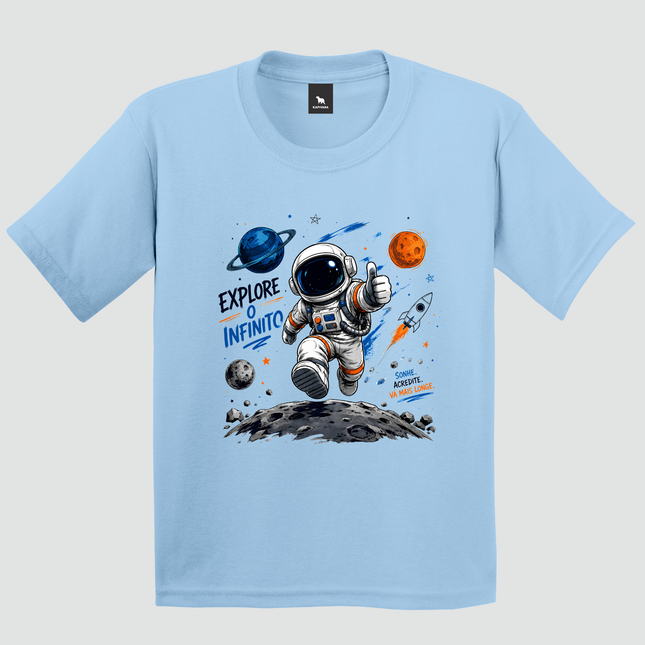 Camiseta infantil azul claro Explore o Infinito com astronauta