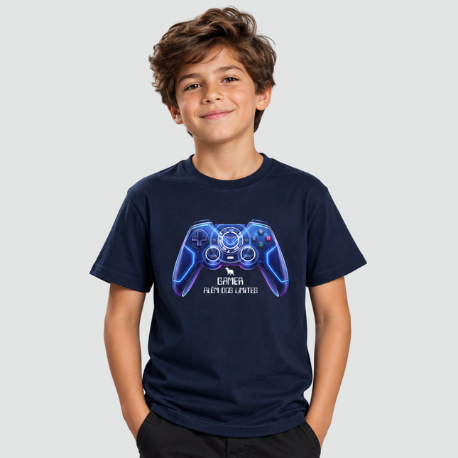 Menino usando camiseta Gamer Além dos Limites azul-marinho