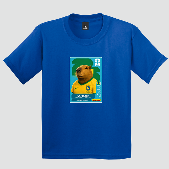 camiseta azul com estampa de capivara estilo figurinha da copa vestindo camisa do Brasil