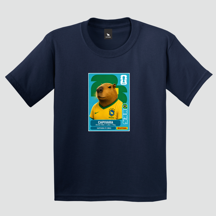 camiseta cor azul marinho com estampa de capivara inspirada em figurinha colecionável do Brasil