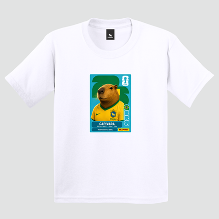 Camiseta branca com estampa de capivara estilo figurinha da Copa do Mundo