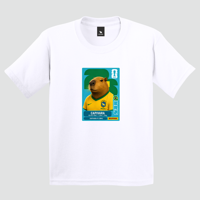 Camiseta branca com estampa de capivara estilo figurinha da Copa do Mundo