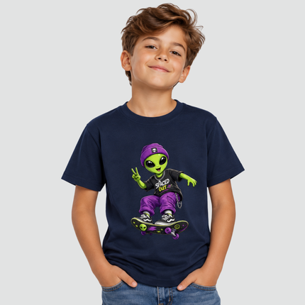 Menino usando camiseta Alien Skater azul-marinho