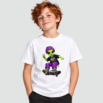 Menino usando camiseta Alien Skater branca