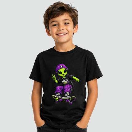 Menino usando camiseta Alien Skater preta