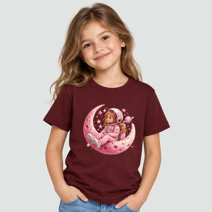 Menina usando camiseta bordô Astronauta Lua Rosa