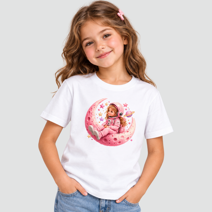 Menina usando camiseta branca Astronauta Lua Rosa