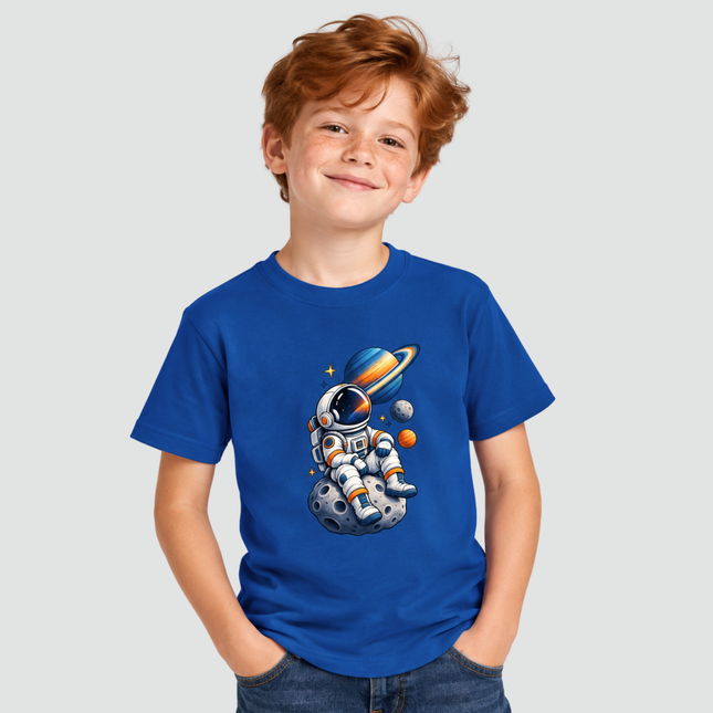 Menino usando camiseta azul royal com estampa de astronauta e planetas
