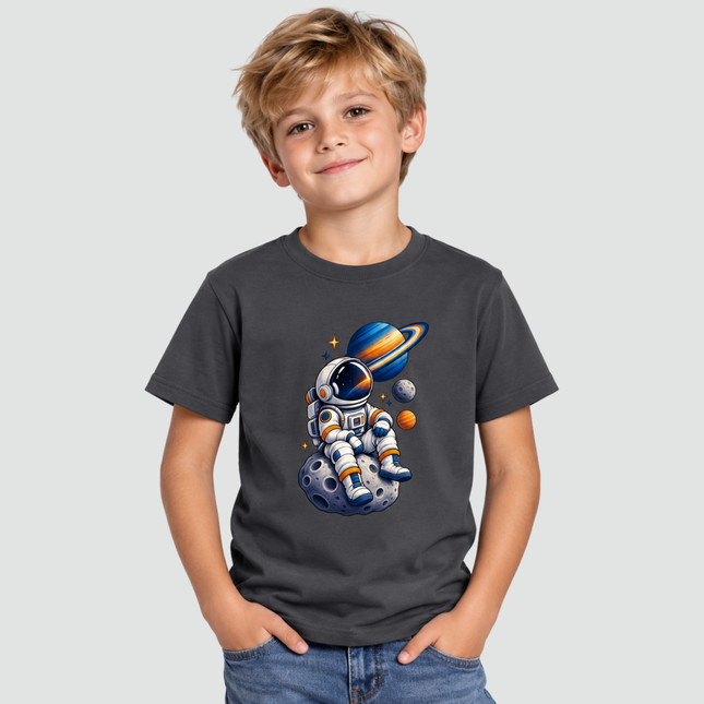 Menino usando camiseta cinza chumbo com estampa de astronauta e planetas