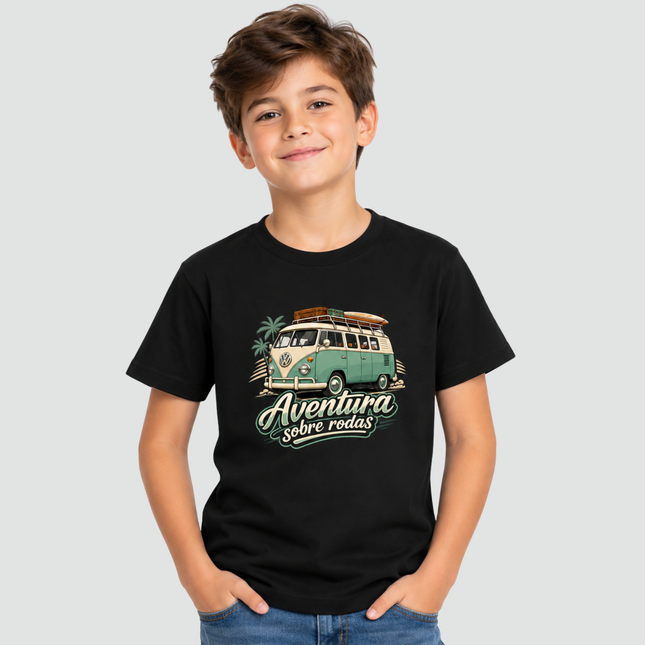 Menino usando camiseta preta Aventura Sobre Rodas com estampa de Kombi