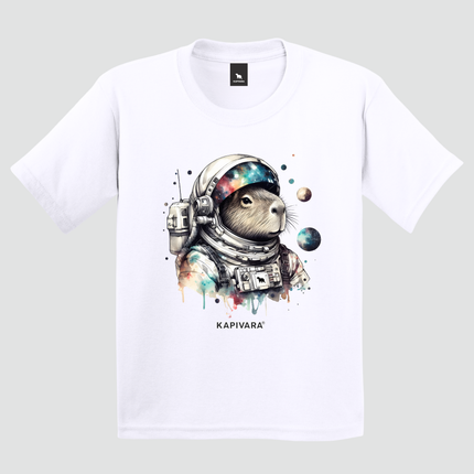 Camiseta branca com estampa de capivara astronauta sendo usada por modelo