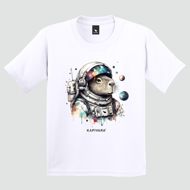 Camiseta branca com estampa de capivara astronauta sendo usada por modelo