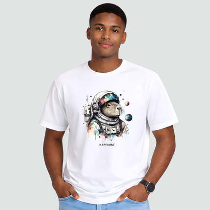 Camiseta branca com estampa de capivara astronauta frente