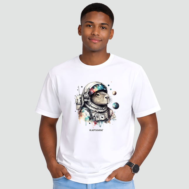 Camiseta branca com estampa de capivara astronauta frente
