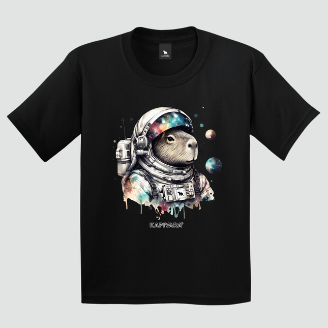 Camiseta preta com estampa de capivara astronauta sendo usada por modelo