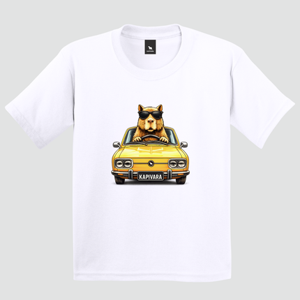 Camiseta branca com estampa de capivara dirigindo Brasília amarela retrô vista frontal