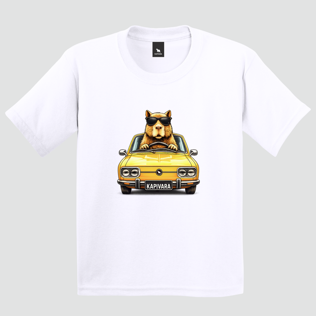 Camiseta branca com estampa de capivara dirigindo Brasília amarela retrô vista frontal