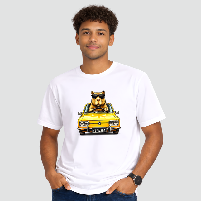 Camiseta branca com estampa de capivara dirigindo Brasília amarela retrô sendo usada por modelo