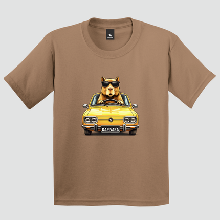 Camiseta marrom com estampa de capivara dirigindo Brasília amarela retrô vista frontal