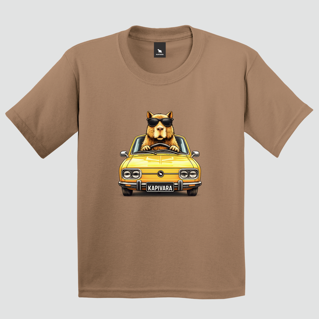 Camiseta marrom com estampa de capivara dirigindo Brasília amarela retrô vista frontal