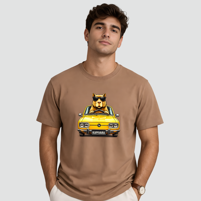 Camiseta marrom com estampa de capivara dirigindo Brasília amarela retrô sendo usada por modelo