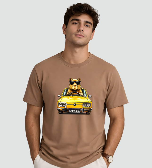Camiseta marrom com estampa de capivara dirigindo Brasília amarela retrô sendo usada por modelo