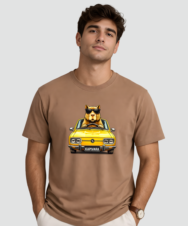 Camiseta marrom com estampa de capivara dirigindo Brasília amarela retrô sendo usada por modelo