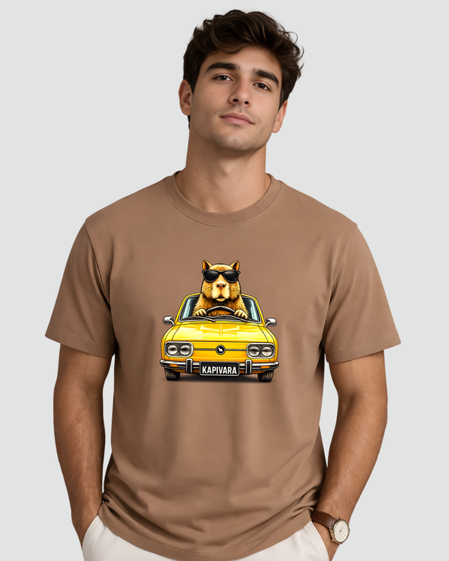 Camiseta marrom com estampa de capivara dirigindo Brasília amarela retrô sendo usada por modelo