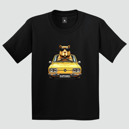 Camiseta preta com estampa de capivara dirigindo Brasília amarela retrô vista frontal