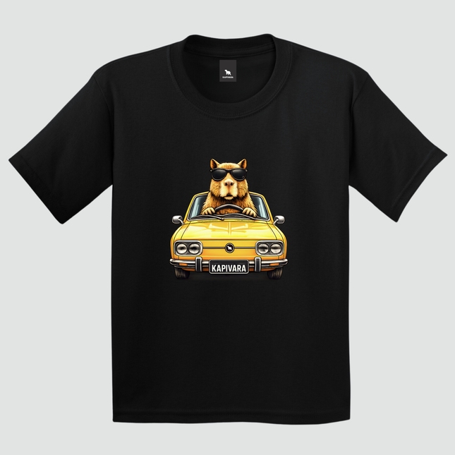 Camiseta preta com estampa de capivara dirigindo Brasília amarela retrô vista frontal
