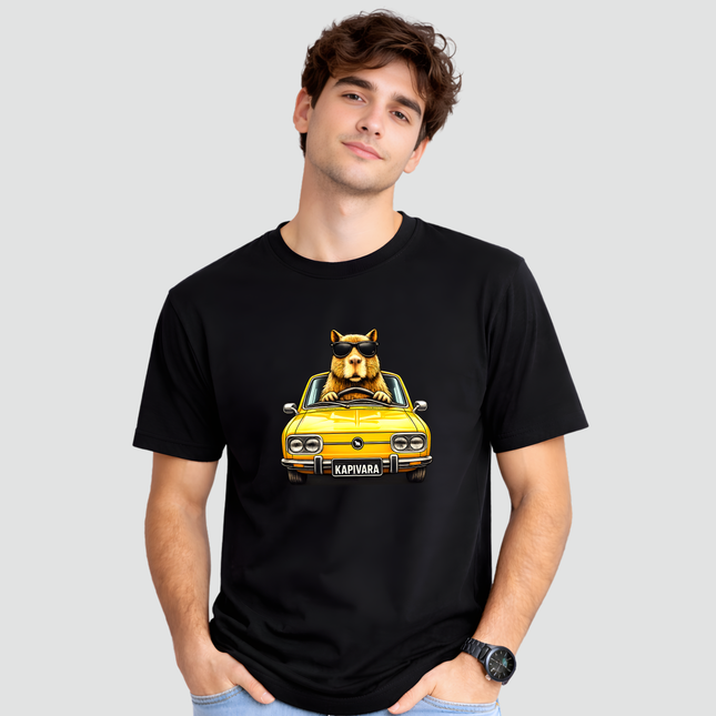 Camiseta preta com estampa de capivara dirigindo Brasília amarela retrô sendo usada por modelo