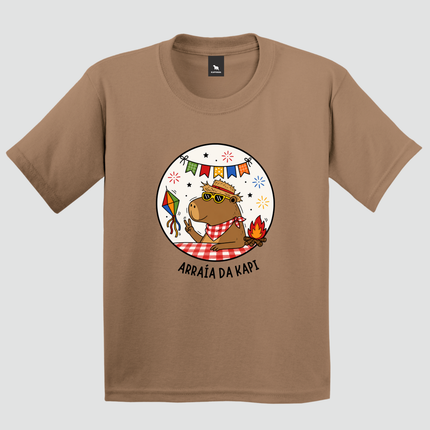 Camiseta Infantil Capivara Arraiá da Kapi Festa Junina na cor cappuccino com estampa exclusiva de capivara junina.