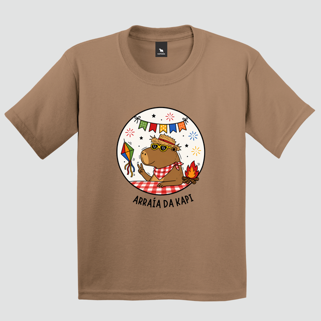 Camiseta Infantil Capivara Arraiá da Kapi Festa Junina na cor cappuccino com estampa exclusiva de capivara junina.