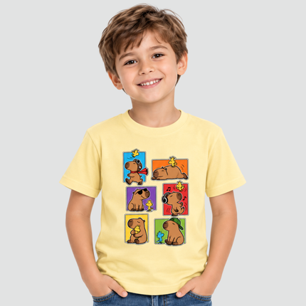 Menino usando camiseta amarela Capivara Friends com estampa de capivaras