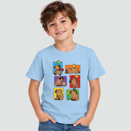 Menino usando camiseta azul-claro Capivara Friends com estampa de capivaras