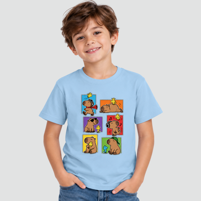 Menino usando camiseta azul-claro Capivara Friends com estampa de capivaras