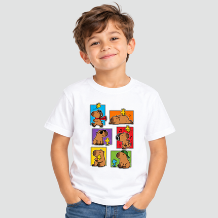 Menino usando camiseta branca Capivara Friends com estampa de capivaras