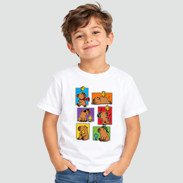Menino usando camiseta branca Capivara Friends com estampa de capivaras