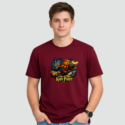 Camiseta bordô com estampa capivara Kapy Potter sendo usada por modelo