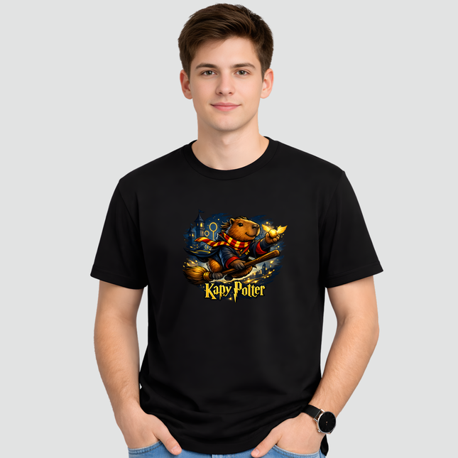 Camiseta preta com estampa capivara Kapy Potter sendo usada por modelo