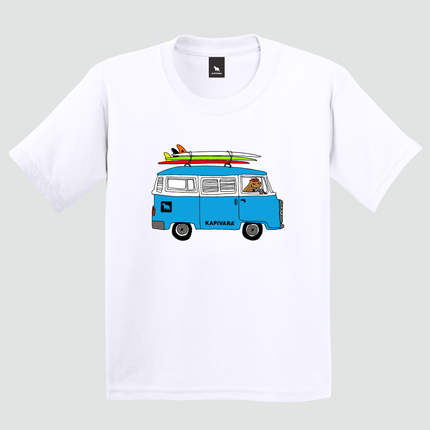 Camiseta branca com estampa de capivara dirigindo kombi retrô vista frontal