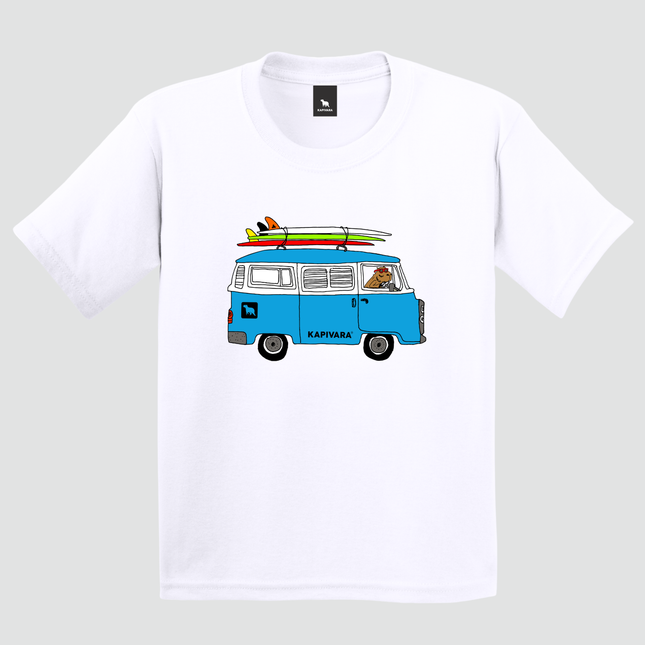 Camiseta branca com estampa de capivara dirigindo kombi retrô vista frontal