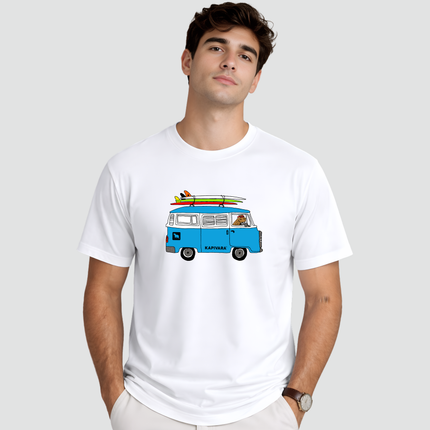 Camiseta branca com estampa de capivara dirigindo kombi retrô sendo usada por modelo