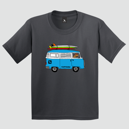 Camiseta cinza chumbo com estampa de capivara dirigindo kombi retrô vista frontal