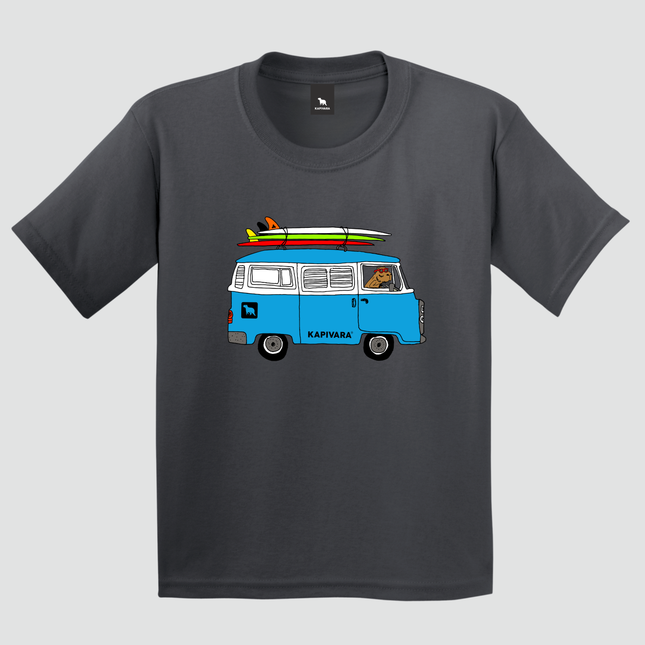 Camiseta cinza chumbo com estampa de capivara dirigindo kombi retrô vista frontal
