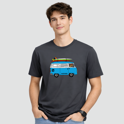 Camiseta cinza chumbo com estampa de capivara dirigindo kombi retrô sendo usada por modelo