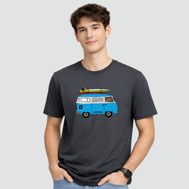 Camiseta cinza chumbo com estampa de capivara dirigindo kombi retrô sendo usada por modelo