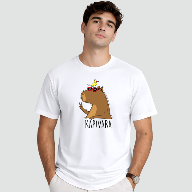 Modelo usando camiseta Capivara Paz e Amor Divertida Estilosa na cor branca