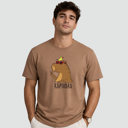 Modelo usando camiseta Capivara Paz e Amor Divertida Estilosa na cor marrom